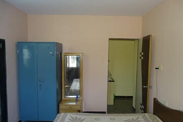 Room in 3 BHK Apartment at Poonam Tower, Andheri West – for Rent