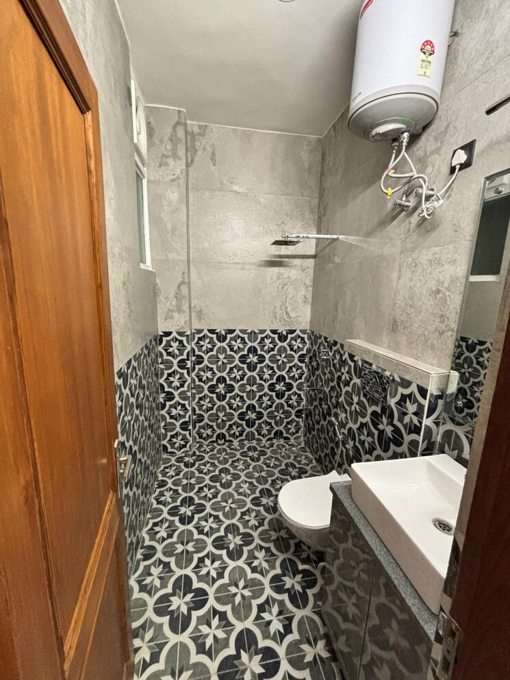 Bathroom, greater kailash i 3 Bedroom 200 Sq.Yd. Builder Floor In Greater Kailash I Delhi 9690593