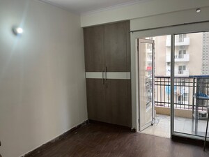 Room in 2 BHK Apartment at JM Florence, Tech Zone 4 Greater Noida – for Rent