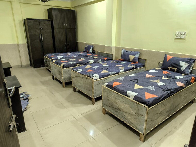 Room, sector 50 Pg For Boys & Girls In Sector 50 9690762