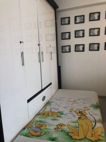 Room in 2.5 BHK Apartment at Lotus Lotus Link Square, Malad West – for Rent