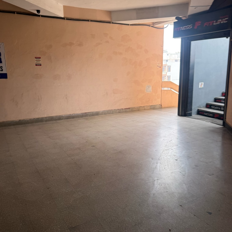 Room, palam-vyapar-kendra Commercial Office Space 715 Sq.Ft. In Palam Vihar Gurgaon 9690814