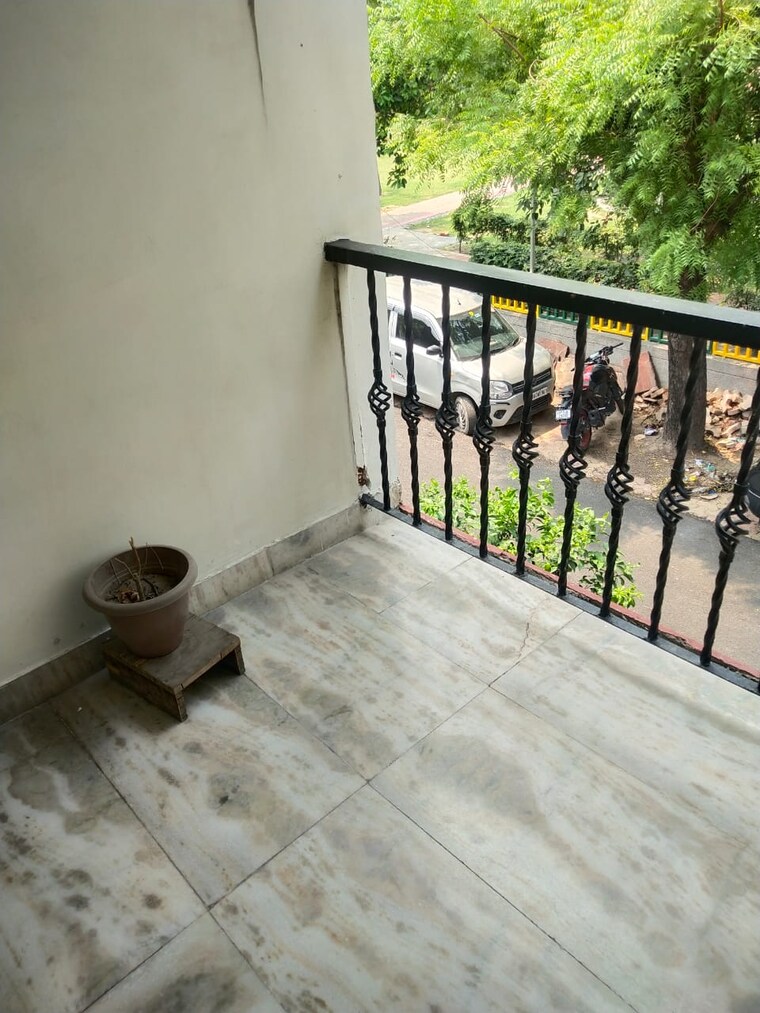 Balcony, sector 56 1 RK 400 Sq.Ft. Builder Floor In Sector 56 Noida 9690821