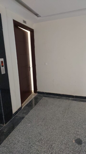 Lift in 4 BHK Apartment at Amrapali Crystal Homes, Sector 76 – for Sale