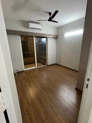 Room in 3.5 BHK Apartment at Signature Global City, Sector 37d – for Rent