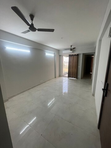 Room in 3.5 BHK Apartment at Signature Global City, Sector 37d – for Rent