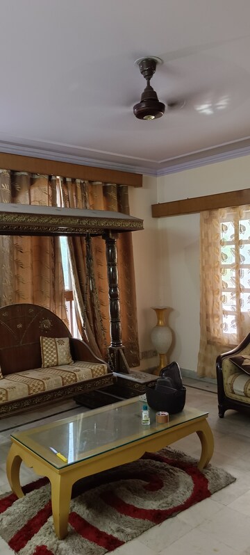 Living Room in 1 BHK Apartment at Sector 16 – for Rent