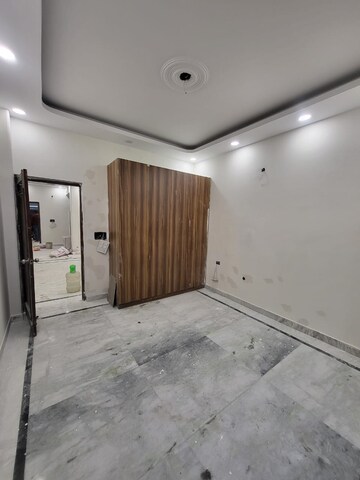 Room in 3 BHK Builder Floor at Sector 37 – for Rent
