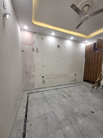 Room in 3 BHK Builder Floor at Sector 37 – for Rent