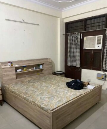 Bedroom in 2 BHK Apartment at Hazratganj – for Rent