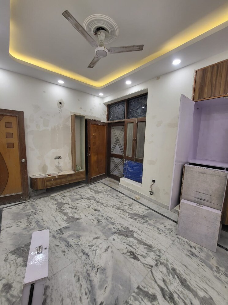Room, ashoka enclave 4 Bedroom 275 Sq.Yd. Builder Floor In Ashoka Enclave Faridabad 9691367