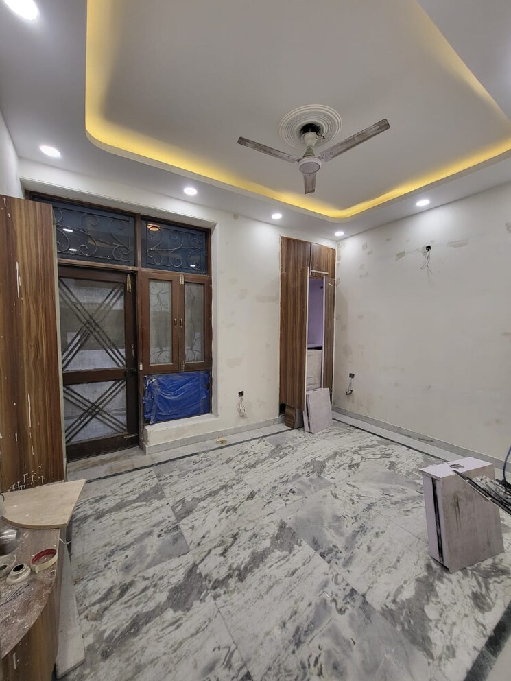 Room, ashoka enclave 4 Bedroom 275 Sq.Yd. Builder Floor In Ashoka Enclave Faridabad 9691367