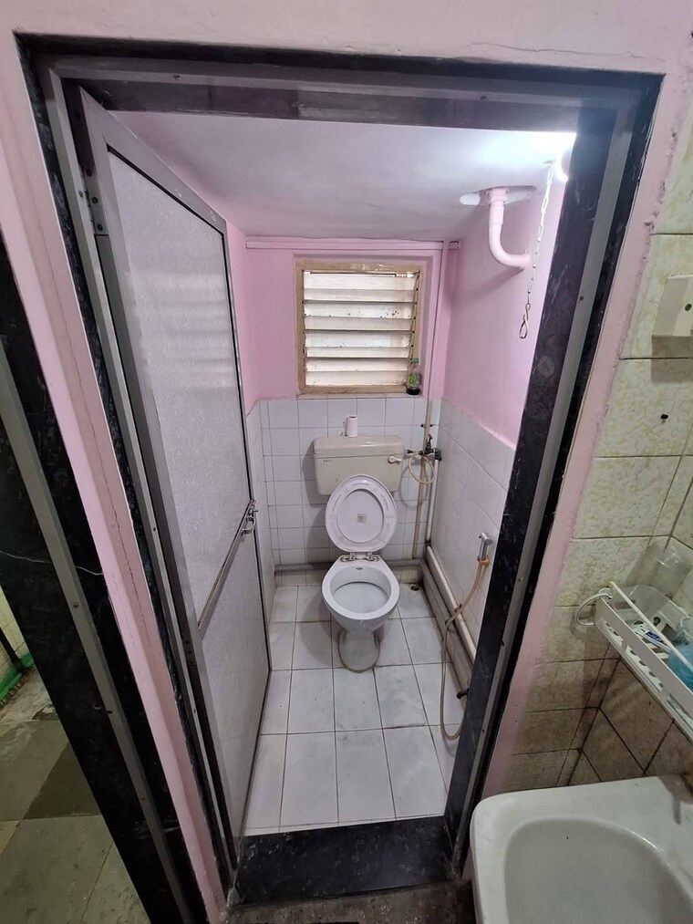 Attached Bathroom, azad nagar 1 Bedroom 350 Sq.Ft. Apartment In Azad Nagar Mumbai 9691379