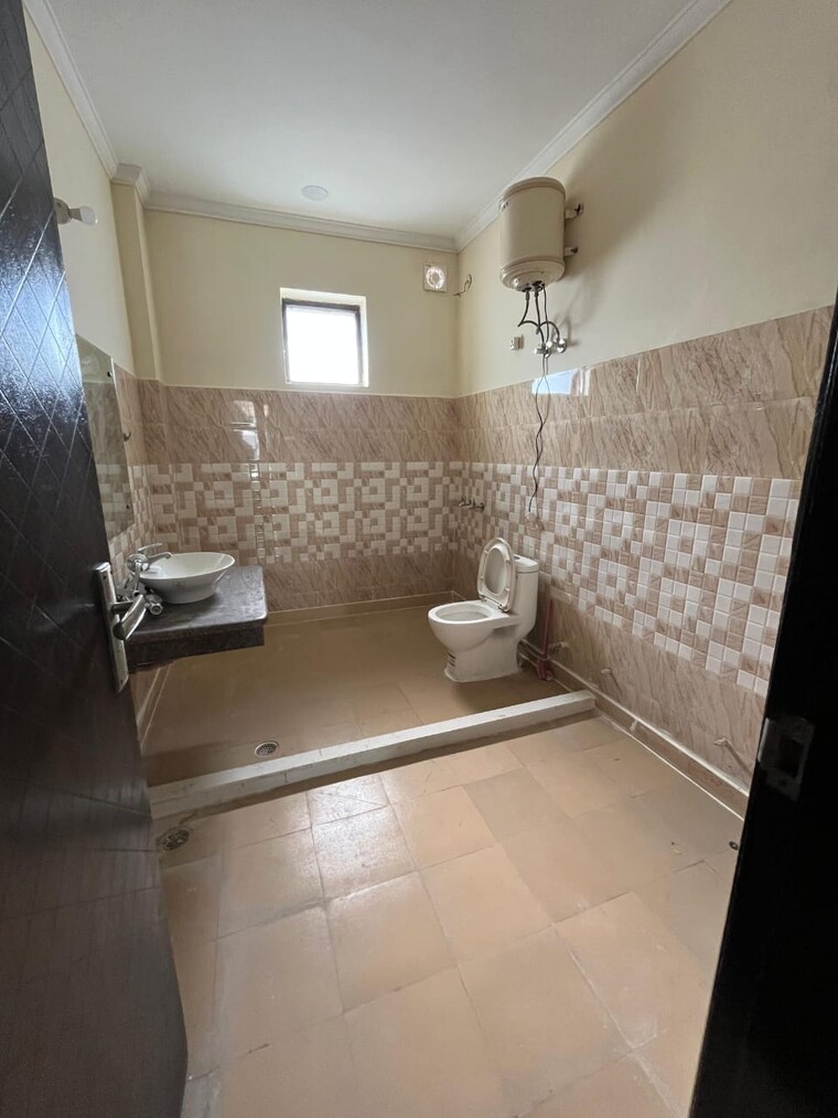Bathroom, sushant-lok-2 3 Bedroom 230 Sq.Ft. Builder Floor In Sector 57 Gurgaon 9691384