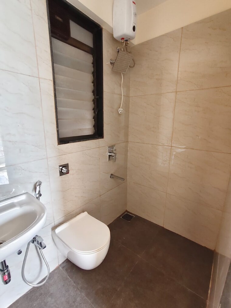 Bathroom, chandak-34-park-estate 2.5 Bedroom 820 Sq.Ft. Apartment In Goregaon West Mumbai 9691497