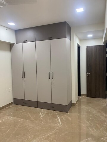 Room in 3 BHK Apartment at Shapoorji Pallonji The Designate, Khar West – for Rent