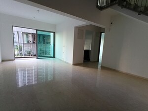 Room in 3.5 BHK Apartment at Kalpataru Immensa, Kolshet Road – for Rent