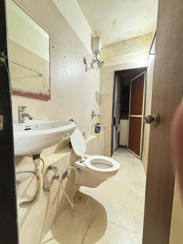 Bathroom, mantri-serene 1 Bedroom 600 Sq.Ft. Apartment In Goregaon East Mumbai 9691477