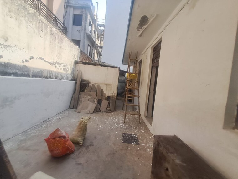 Living Room, sector 63 Commercial Office Space 2500 Sq.Ft. In Sector 63 Noida 9691467