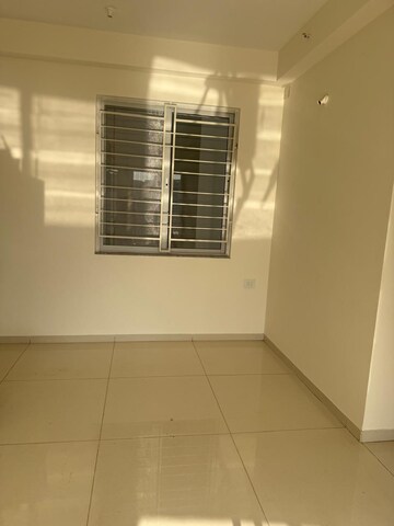 Room in 3 BHK Apartment at Kalpataru Exquisite Sierra, Wakad – for Rent