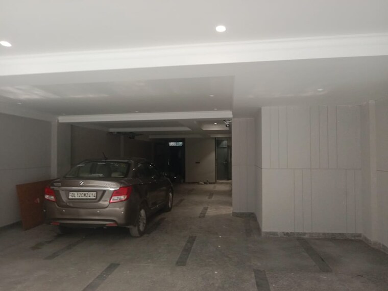  Parking, hauz khas 3 Bedroom 200 Sq.Yd. Builder Floor In Hauz Khas Delhi 9691580
