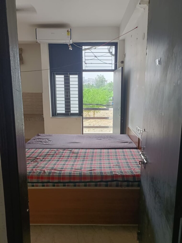 Room, sector 66 Pg For Boys & Girls In Sector 66 9691581