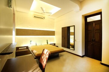 Furnished Amenities in 3 BHK Apartment at Bandra West – for Rent