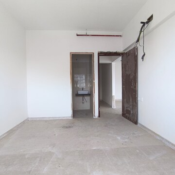 Room in 2 BHK Apartment at Omkar Signet, Malad East – for Rent