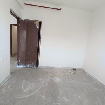 Room in 2 BHK Apartment at Omkar Signet, Malad East – for Rent