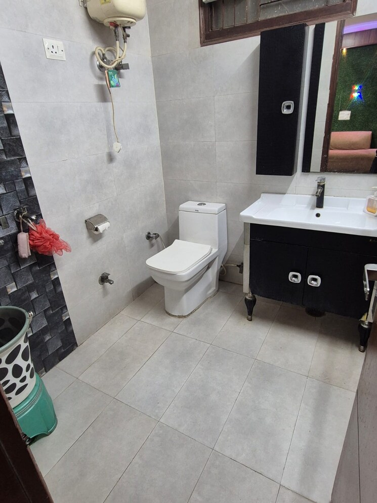 Bathroom, vasundhara sector 10 4 Bedroom 2000 Sq.Ft. Builder Floor In Vasundhara Sector 10 Ghaziabad 9691626