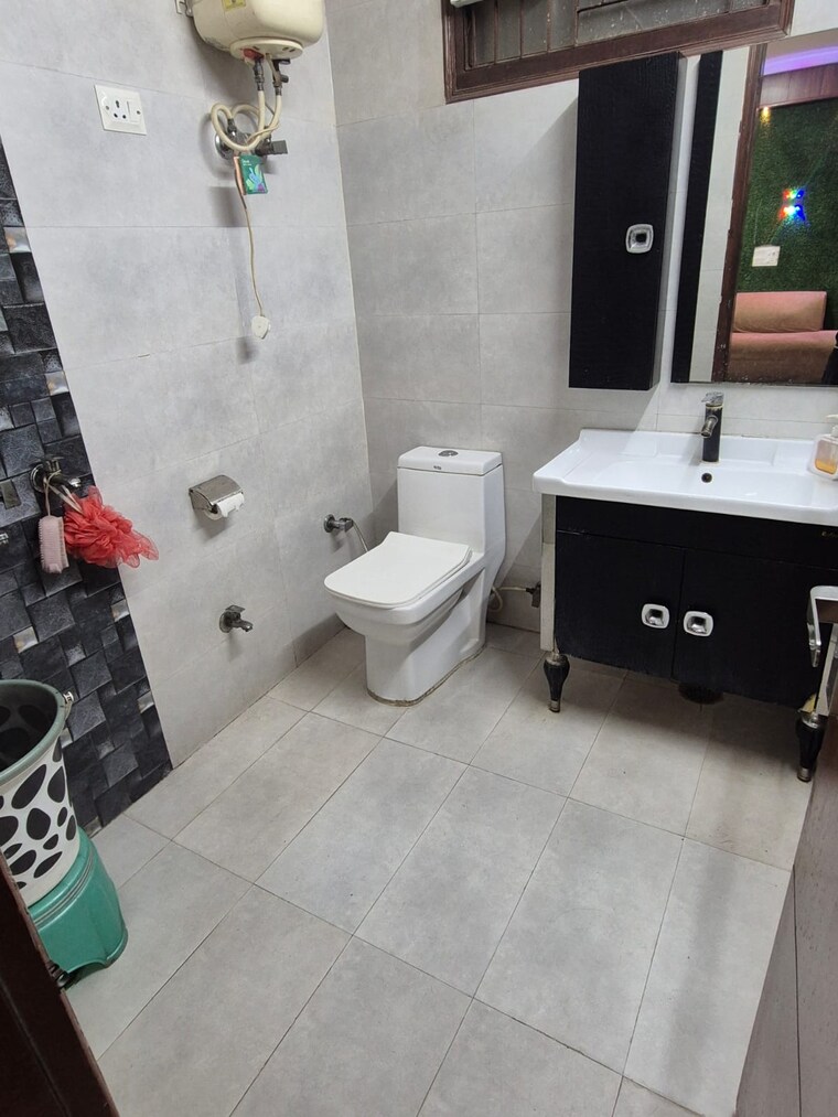 Bathroom, vasundhara sector 10 4 Bedroom 2000 Sq.Ft. Builder Floor In Vasundhara Sector 10 Ghaziabad 9691626