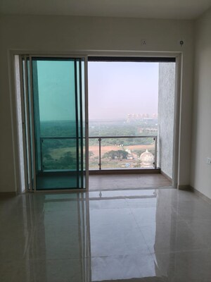 Room in 2 BHK Apartment at L&T Seawoods Residences Phase 2, Seawoods – for Rent