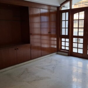 Room in 3 BHK Builder Floor at Dlf Phase I – for Rent