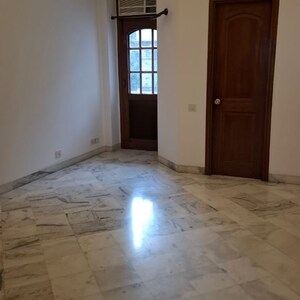 Room in 3 BHK Builder Floor at Dlf Phase I – for Rent