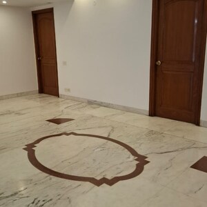 Room in 3 BHK Builder Floor at Dlf Phase I – for Rent