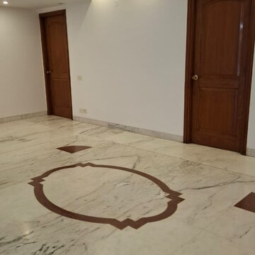 Room in 3 BHK Builder Floor at Dlf Phase I – for Rent