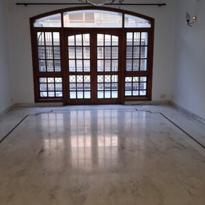 Room in 3 BHK Builder Floor at Dlf Phase I – for Rent