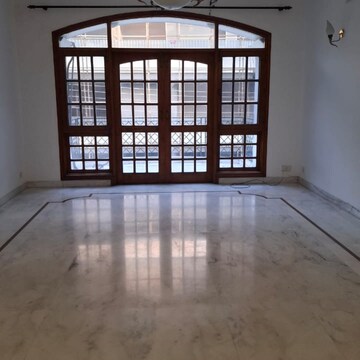 Room in 3 BHK Builder Floor at Dlf Phase I – for Rent