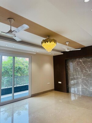 Room in 4 BHK Apartment at DLF The Summit, Dlf Phase V – for Sale