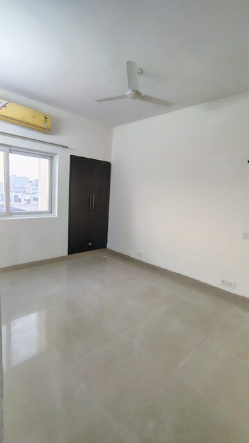 Room in 3 BHK Apartment at Spaze Privy, Sector 72 – for Rent