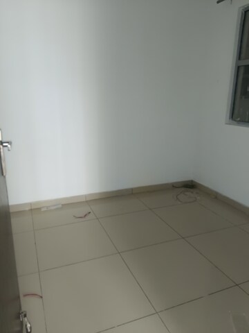 Room in 2 BHK Apartment at Gulshan Bellina, Sector 16 Greater Noida – for Rent