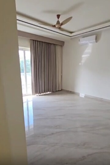 Room in 4 BHK Builder Floor at Sector 84 – for Sale