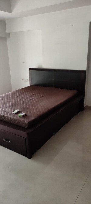 Furnished Amenities in 2 BHK Apartment at Santacruz West – for Rent