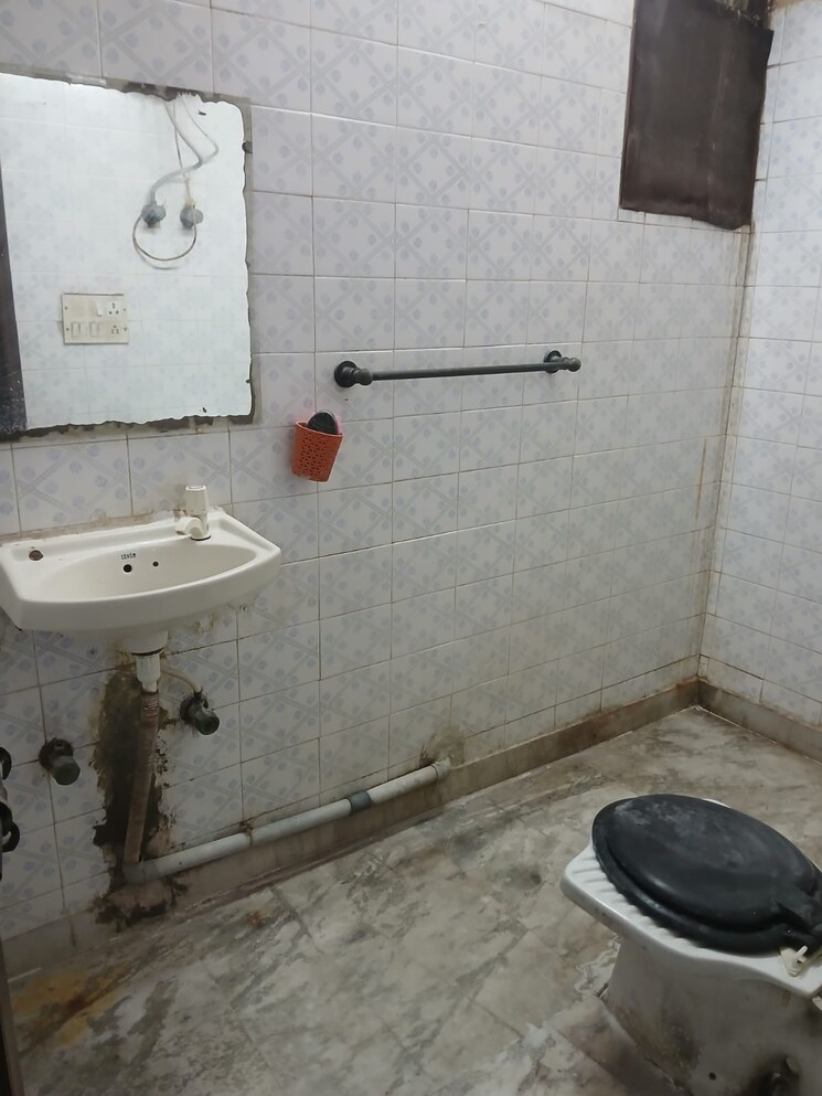 Bathroom, sector 22 3.5 Bedroom 1300 Sq.Ft. Apartment In Sector 22 Gurgaon 9692555