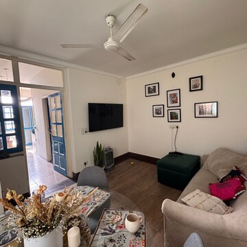 Living Room in 2 BHK Builder Floor at Dlf Phase I – for Rent