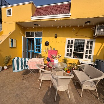 Team Area in 2 BHK Builder Floor at Dlf Phase I – for Rent