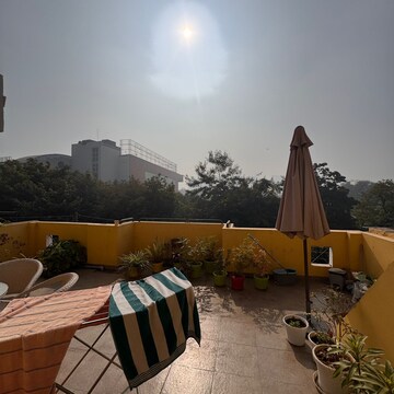 Balcony in 2 BHK Builder Floor at Dlf Phase I – for Rent