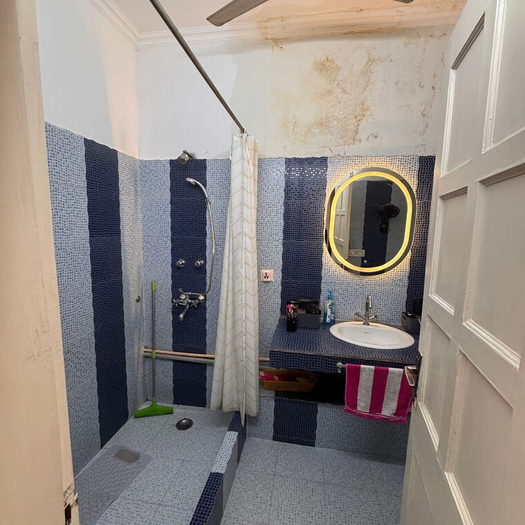 Bathroom, dlf phase i 2 Bedroom 150 Sq.Yd. Builder Floor In Dlf Phase I Gurgaon 9693040