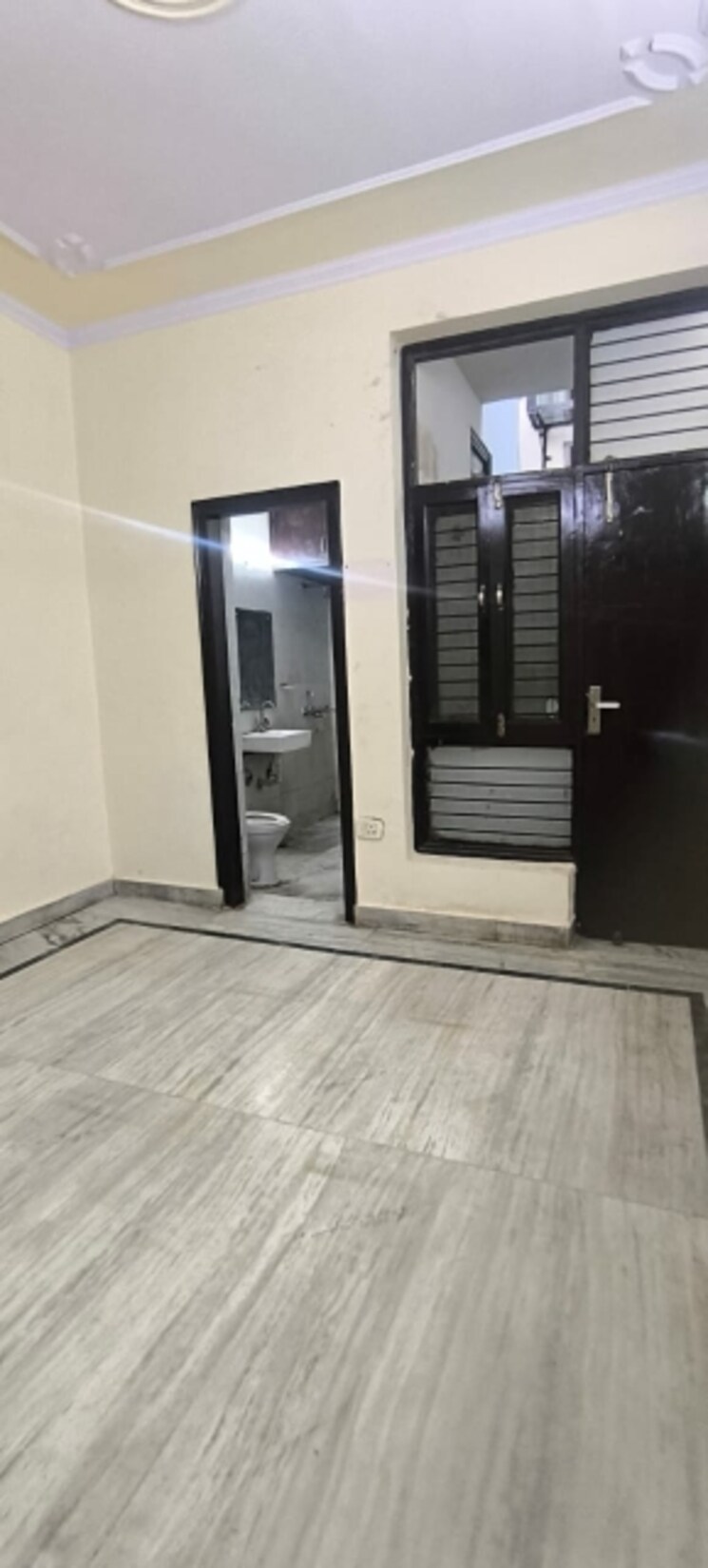 Room, green fields colony 2 Bedroom 165 Sq.Yd. Builder Floor In Green Fields Colony Faridabad 9693059