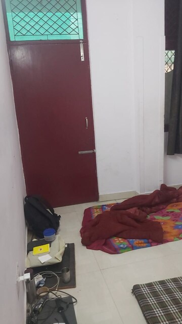 Room in 1.5 BHK Builder Floor at Mayur Vihar – for Rent